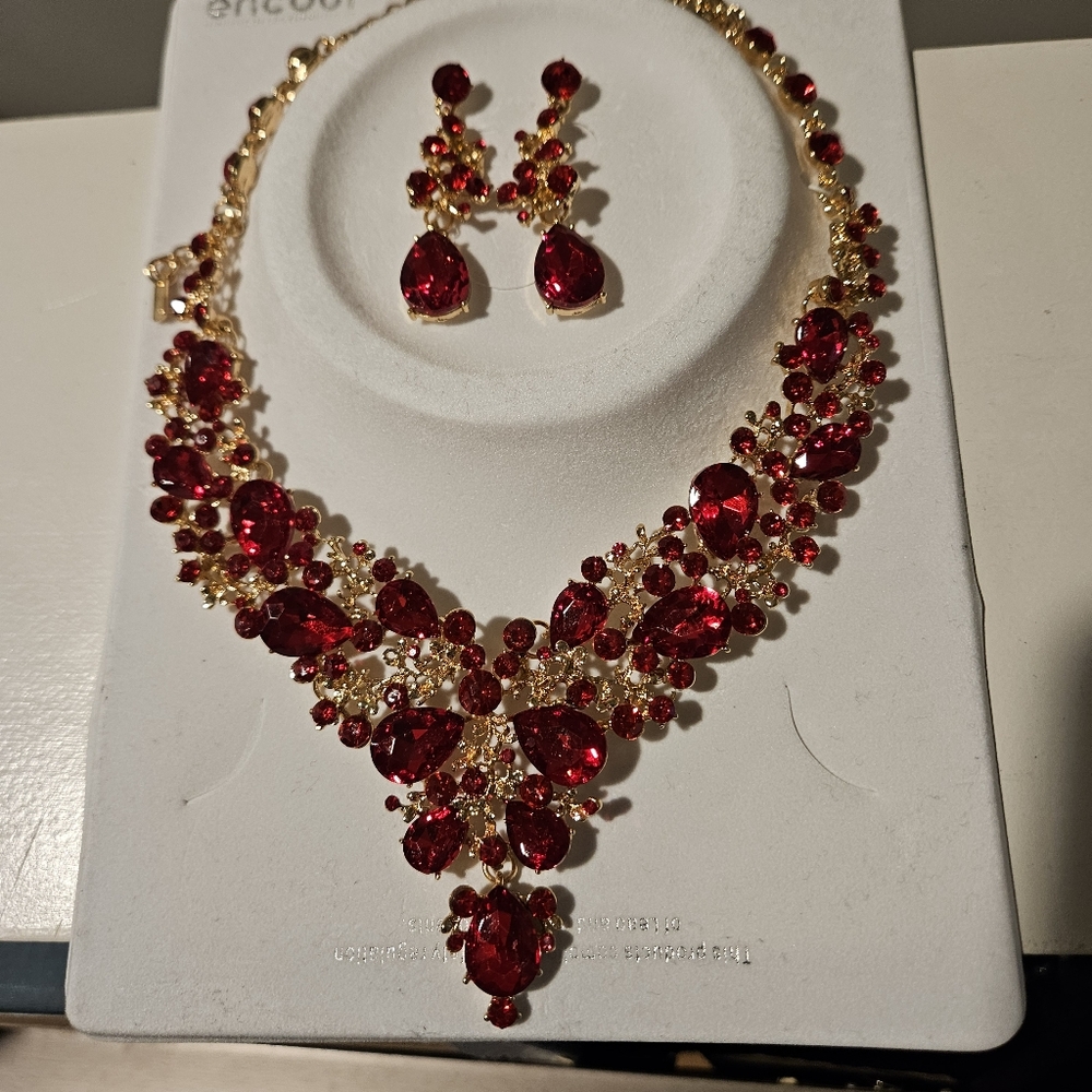 Elegant Red and Gold Jewelry Set *** NWOT***